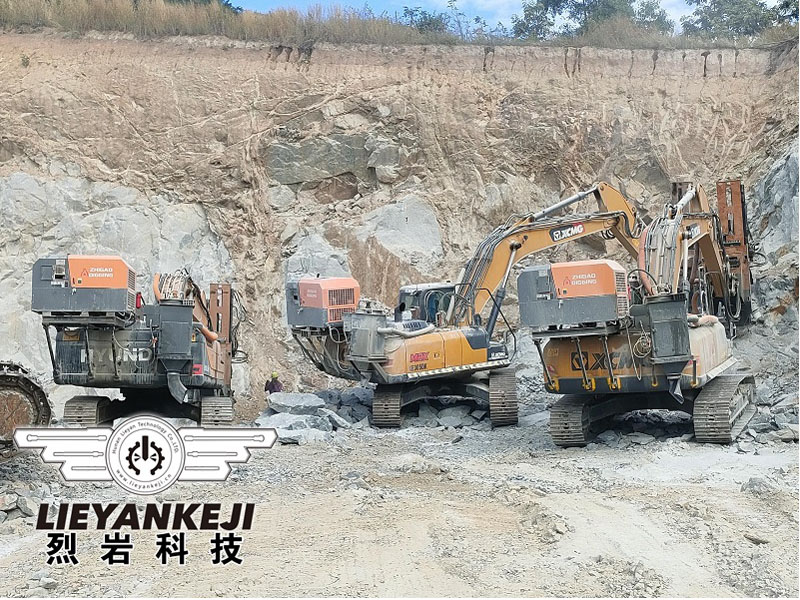 巖石鉆裂機地基開挖現(xiàn)場