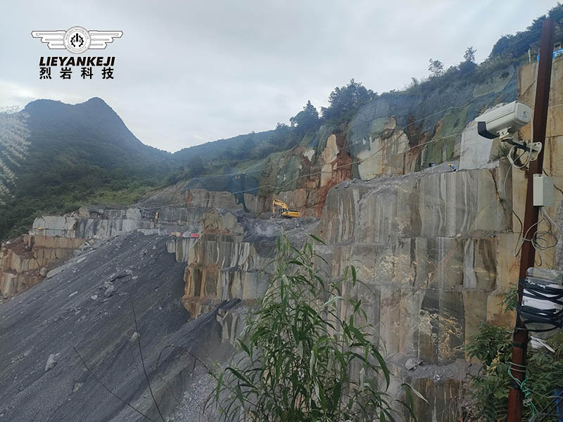 烈?guī)r科技生產(chǎn)的巖石鉆裂一體機(jī)在清遠(yuǎn)陽山調(diào)試施工