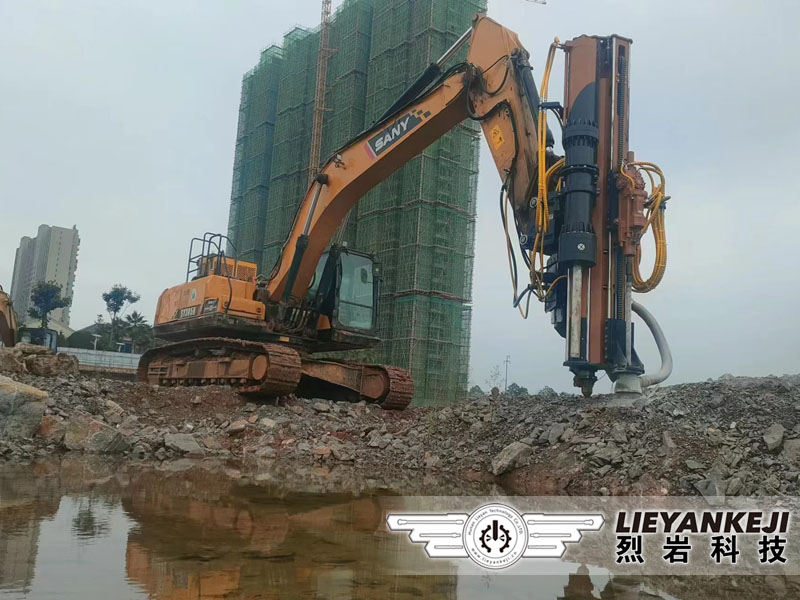 全自動(dòng)鉆孔破裂巖石一體機(jī)應(yīng)用于基建開(kāi)挖